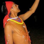 Hispano disfrazado de indígena haciendo una foto.