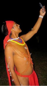 Hispano disfrazado de indígena haciendo una foto.